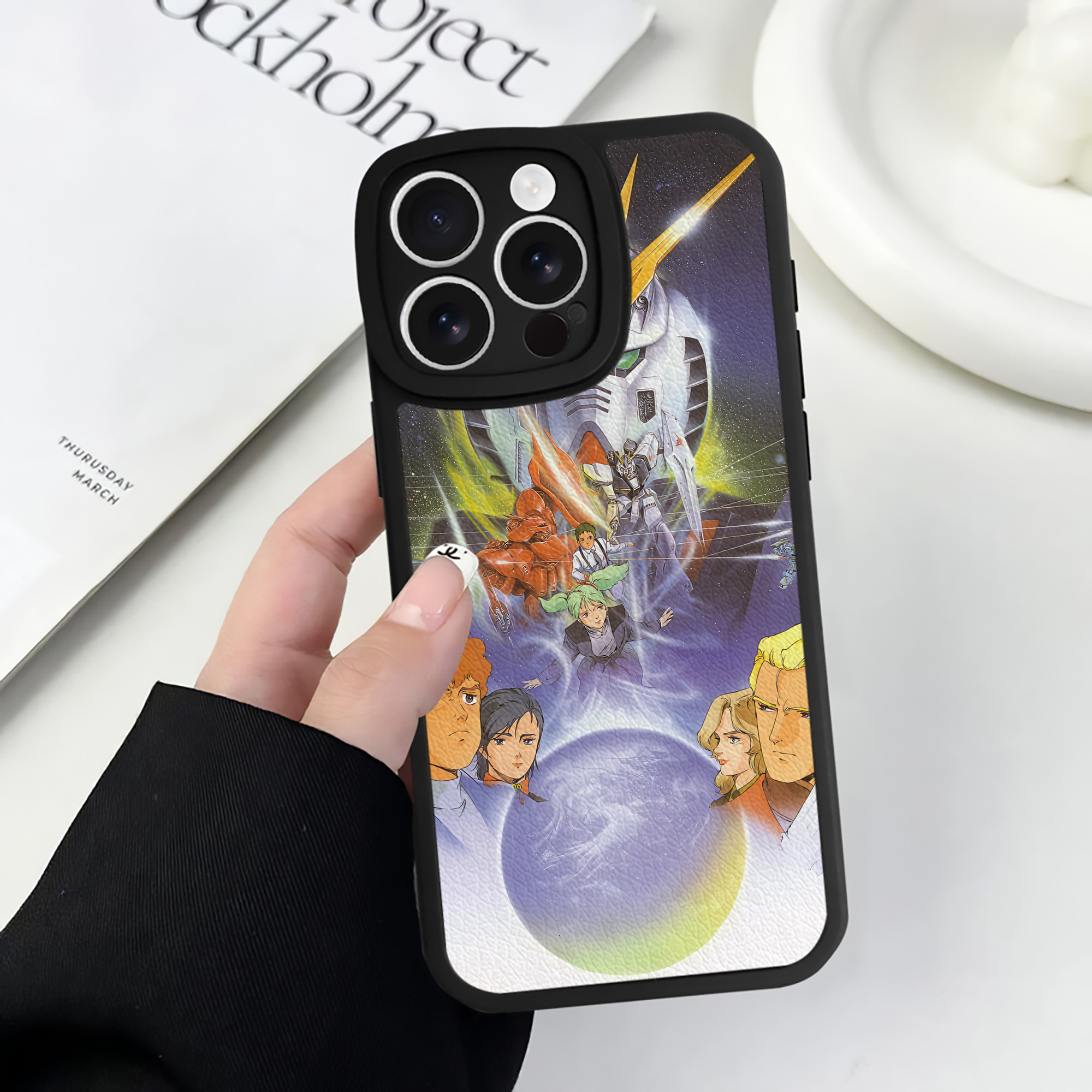 （画像用） 機動戦士ガンダム Mobile Suit Gundam 【iPhone 16シリーズ対応】シリコンスマホケース（レザー調） 材質：シリコン